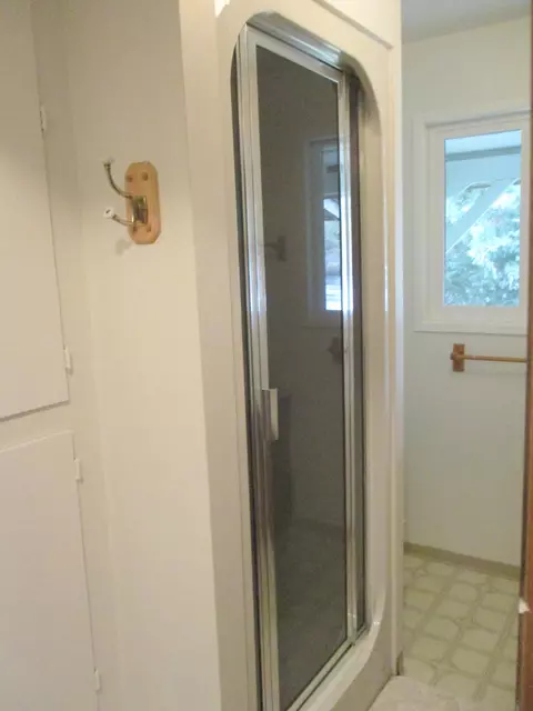 Bath - 414 N Baker Ave, Chiloquin, OR 97624 photo 2 of 3