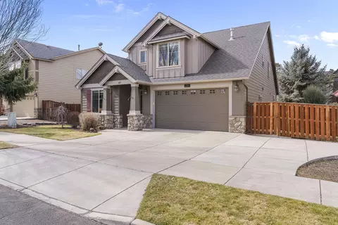 537 NW 28th St, Redmond, OR 97756