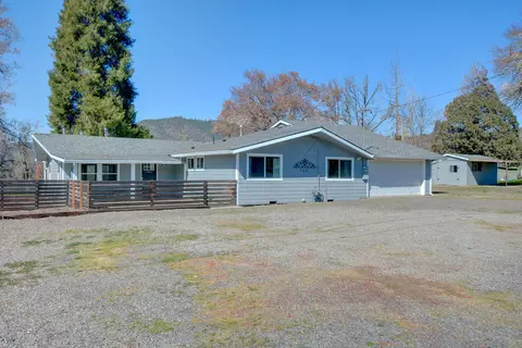 7441 Maple Ln, Central Point, OR 97502