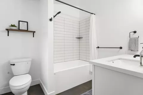 Bath - 17133 Norwalk Rd, Bend, OR 97707 photo 2 of 8