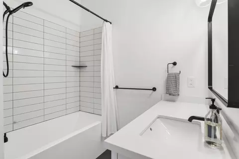 Bath - 17133 Norwalk Rd, Bend, OR 97707 photo 1 of 8