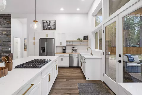 Kitchen - 17133 Norwalk Rd, Bend, OR 97707 photo 3 of 6