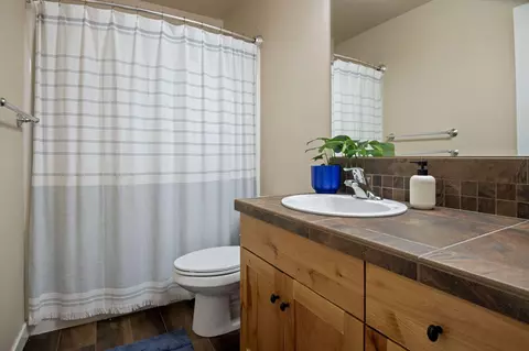 Bath - 62761 Hawkview Rd, Bend, OR 97701 photo 2 of 2