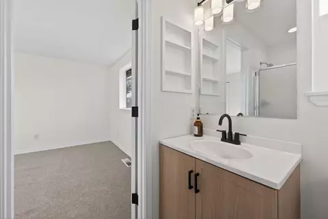 Bath - 20810 Cassin Dr, Bend, OR 97701 photo 1 of 2