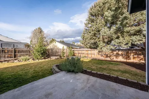 Exterior - 20810 Cassin Dr, Bend, OR 97701 photo 2 of 11