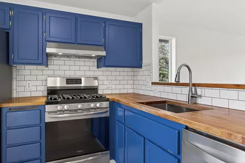 Kitchen - 20810 Cassin Dr, Bend, OR 97701 photo 4 of 5