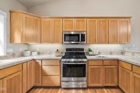 Kitchen - 3130 NW Colonial Dr, Bend, OR 97703 photo 2 of 3
