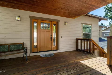Exterior - 3130 NW Colonial Dr, Bend, OR 97703 photo 2 of 26
