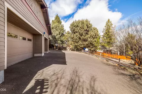 Exterior - 3130 NW Colonial Dr, Bend, OR 97703 photo 18 of 26
