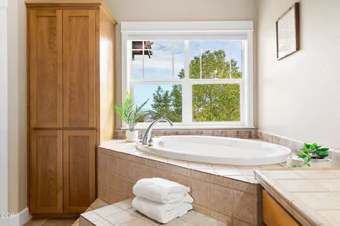 Bath - 3130 NW Colonial Dr, Bend, OR 97703 photo 5 of 6