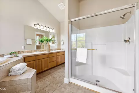 Bath - 3130 NW Colonial Dr, Bend, OR 97703 photo 2 of 6