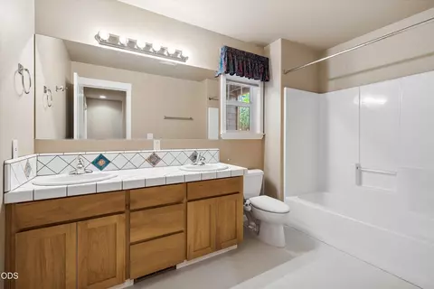 Bath - 3130 NW Colonial Dr, Bend, OR 97703 photo 6 of 6