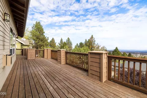 Exterior - 3130 NW Colonial Dr, Bend, OR 97703 photo 4 of 26