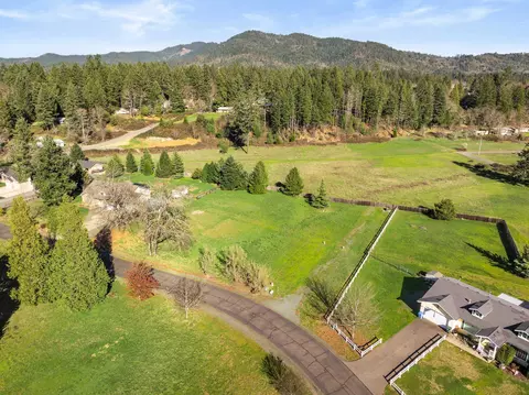 527 E Forks Cir, Cave Junction, OR 97523 photo 2