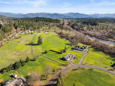 527 E Forks Cir, Cave Junction, OR 97523 photo 5