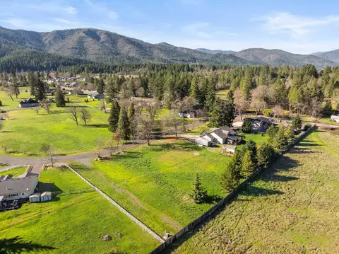 527 E Forks Cir, Cave Junction, OR 97523 photo 3