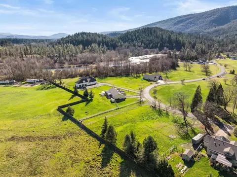 527 E Forks Cir, Cave Junction, OR 97523 photo 4