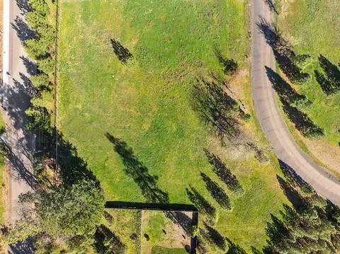 595 E Forks Cir, Cave Junction, OR 97523 photo 5