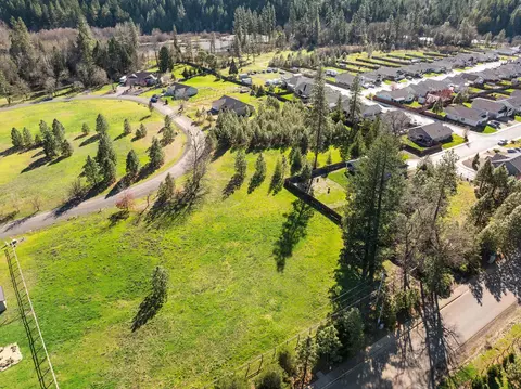 595 E Forks Cir, Cave Junction, OR 97523 photo 4