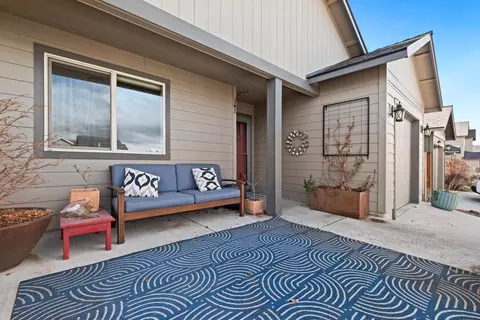 Exterior - 21279 Thornhill Ln, Bend, OR 97701 photo 3 of 10