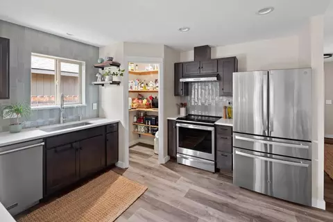 Kitchen - 21279 Thornhill Ln, Bend, OR 97701 photo 2 of 3