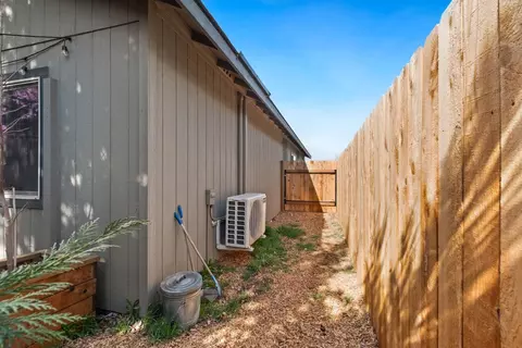 Exterior - 21279 Thornhill Ln, Bend, OR 97701 photo 9 of 10