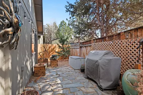 Exterior - 21279 Thornhill Ln, Bend, OR 97701 photo 7 of 10