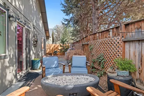 Exterior - 21279 Thornhill Ln, Bend, OR 97701 photo 5 of 10