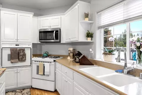 Kitchen - 835 Redwood Ave, Butte Falls, OR 97522 photo 4 of 7