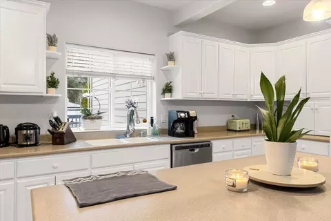 Kitchen - 835 Redwood Ave, Butte Falls, OR 97522 photo 7 of 7