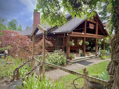 645 E California St, Jacksonville, OR 97530