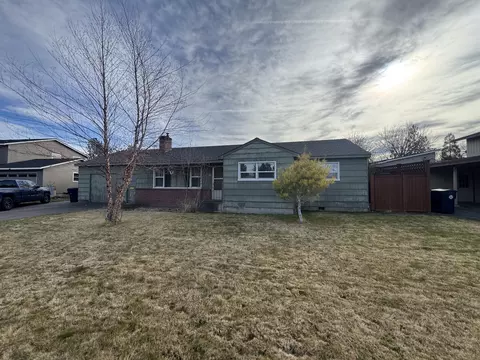 930 NW Canyon Dr, Redmond, OR 97756