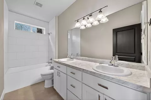 Bath - 3122 NW Colonial Dr, Bend, OR 97703 photo 3 of 3