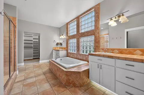 Bath - 3122 NW Colonial Dr, Bend, OR 97703 photo 1 of 3