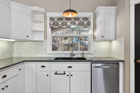 Kitchen - 3122 NW Colonial Dr, Bend, OR 97703 photo 3 of 5