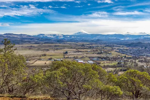 1560 Brentwood Dr, Eagle Point, OR 97524