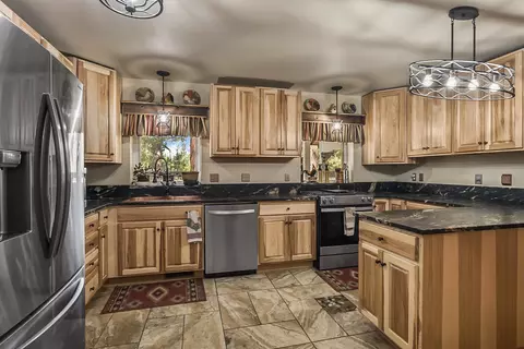 15730 Jackpine Rd, La Pine, OR 97739