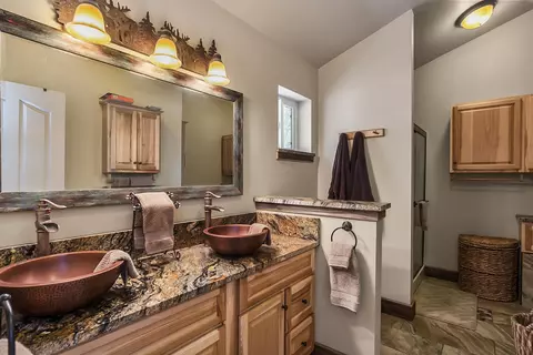 Bath - 15730 Jackpine Rd, La Pine, OR 97739 photo 3 of 4