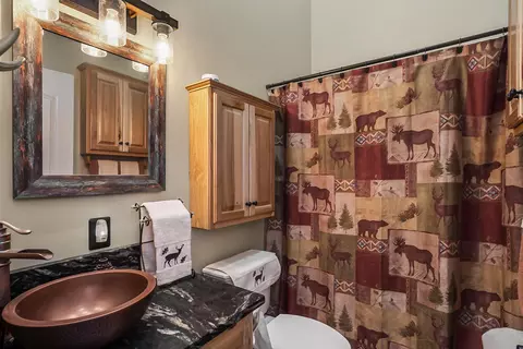Bath - 15730 Jackpine Rd, La Pine, OR 97739 photo 2 of 4