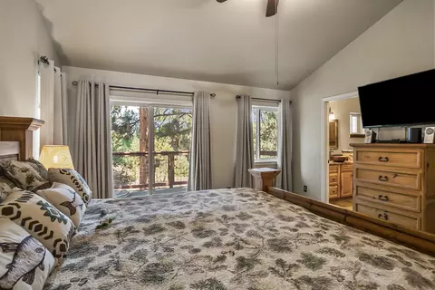 Bedroom - 15730 Jackpine Rd, La Pine, OR 97739 photo 3 of 3
