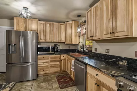 Kitchen - 15730 Jackpine Rd, La Pine, OR 97739 photo 4 of 6