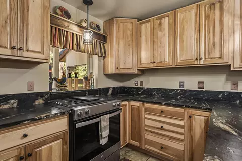 Kitchen - 15730 Jackpine Rd, La Pine, OR 97739 photo 3 of 6