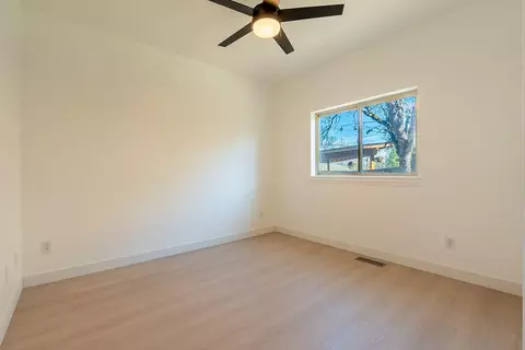 Bedroom - 19 Pine Ct, Eagle Point, OR 97524 photo 6 of 8