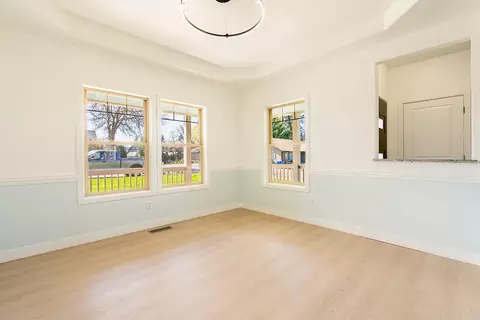 Living - 19 Pine Ct, Eagle Point, OR 97524 photo 4 of 5