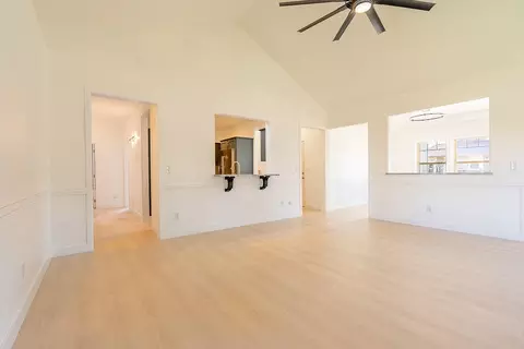 Living - 19 Pine Ct, Eagle Point, OR 97524 photo 3 of 5
