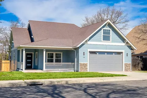 19 Pine Ct, Eagle Point, OR 97524