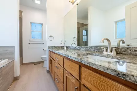 Bath - 19 Pine Ct, Eagle Point, OR 97524 photo 1 of 3