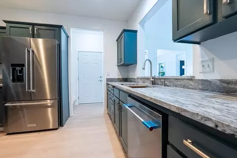 Kitchen - 19 Pine Ct, Eagle Point, OR 97524 photo 3 of 5