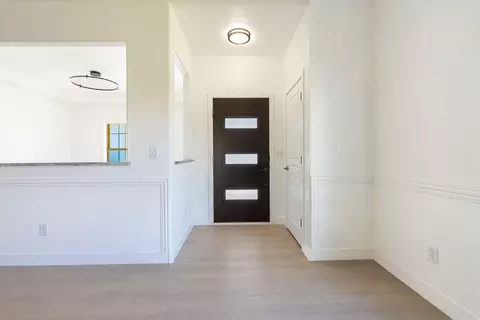 Entry Way - 19 Pine Ct, Eagle Point, OR 97524 photo 1 of 2