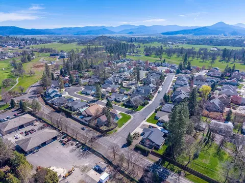 View/Area - 19 Pine Ct, Eagle Point, OR 97524 photo 5 of 11
